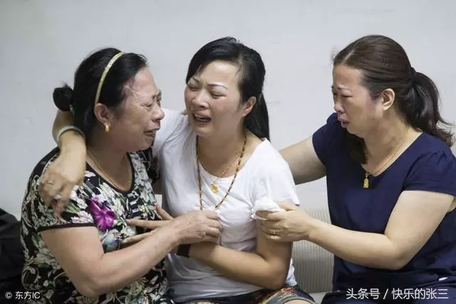 丈夫不幸去世,妻子守寡4年,意外收到丈夫遺物,打開後淚流滿面