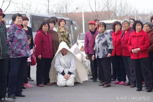 丈夫不幸去世,妻子守寡4年,意外收到丈夫遺物,打開後淚流滿面