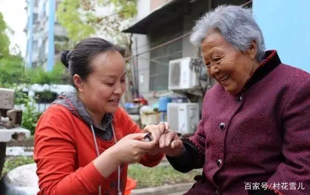 弟弟不照顧母親,我和老公把她接來養老,三年後,弟弟哭了我笑了