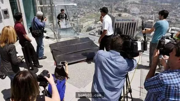 美國洛杉磯出現了高達70層樓的「天空玻璃滑梯」,從上面滑下去的那一瞬間光看都差點心臟病發啊