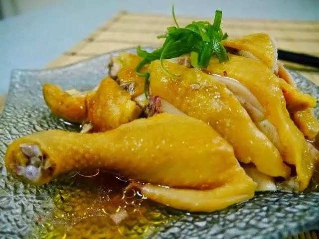 ◤好好吃!◢肉質嫩滑的「咸香鹽酒雞」+「蔥油蒸雞」有秘訣! 蒸出來的湯汁非常好下飯