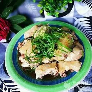 ◤好好吃!◢肉質嫩滑的「咸香鹽酒雞」+「蔥油蒸雞」有秘訣! 蒸出來的湯汁非常好下飯