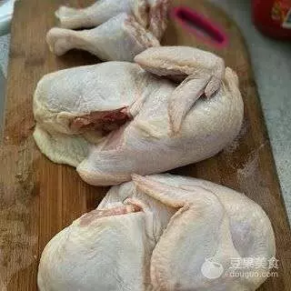 ◤好好吃!◢肉質嫩滑的「咸香鹽酒雞」+「蔥油蒸雞」有秘訣! 蒸出來的湯汁非常好下飯