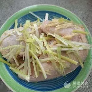 ◤好好吃!◢肉質嫩滑的「咸香鹽酒雞」+「蔥油蒸雞」有秘訣! 蒸出來的湯汁非常好下飯