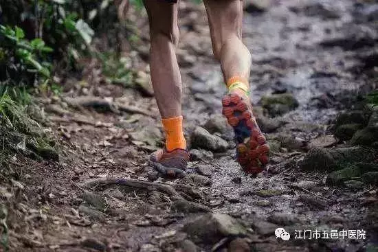 走路腳跟疼,像踩到釘子一樣?這病惹禍,簡單四招幫你遠離疼痛