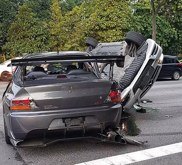 馬賽地高速衝撞側翻 司機獲公眾急救仍不治
