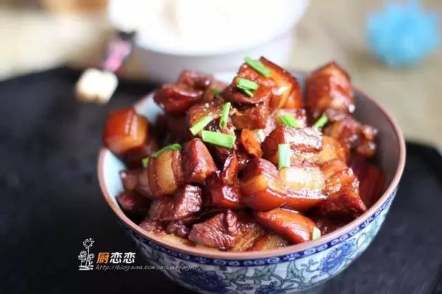 我做的紅燒肉不熬糖、不放油,健康版,卻軟糯紅亮香味誘人