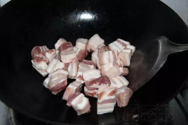 我做的紅燒肉不熬糖、不放油,健康版,卻軟糯紅亮香味誘人