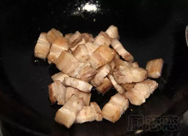 我做的紅燒肉不熬糖、不放油,健康版,卻軟糯紅亮香味誘人