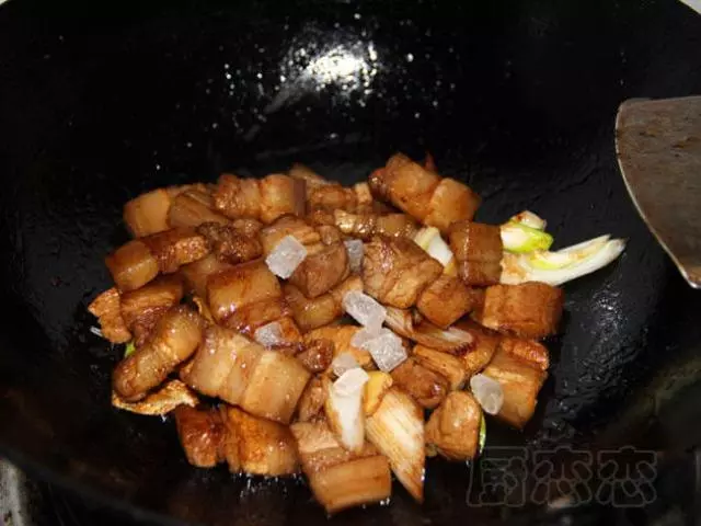 我做的紅燒肉不熬糖、不放油,健康版,卻軟糯紅亮香味誘人