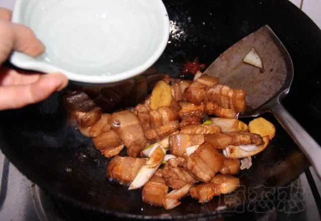 我做的紅燒肉不熬糖、不放油,健康版,卻軟糯紅亮香味誘人