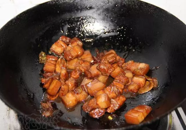 我做的紅燒肉不熬糖、不放油,健康版,卻軟糯紅亮香味誘人