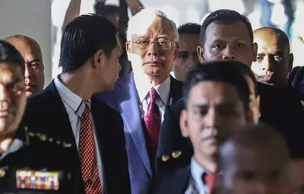 [大馬]史上破天荒頭一遭 前首相成罪犯 控3失信 1受賄罪 涉8400萬