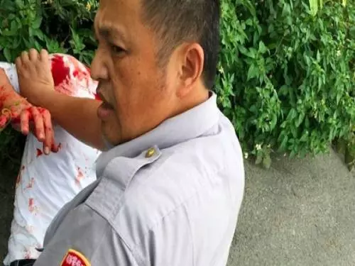 南投警察「台灣真男人」,連中兩槍全身血,徒手「霸氣扳倒」通緝犯