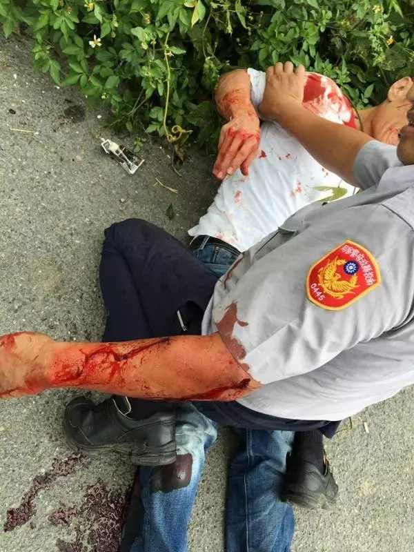 南投警察「台灣真男人」,連中兩槍全身血,徒手「霸氣扳倒」通緝犯