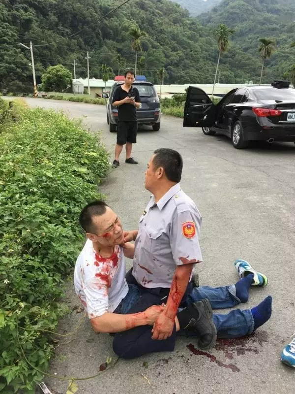 南投警察「台灣真男人」,連中兩槍全身血,徒手「霸氣扳倒」通緝犯