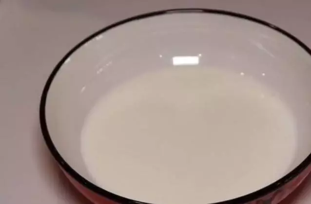 牛奶+紅糖+椰漿,自製零失敗的椰汁千層馬蹄糕,Q彈爽口,新年招待客人也特別有面子