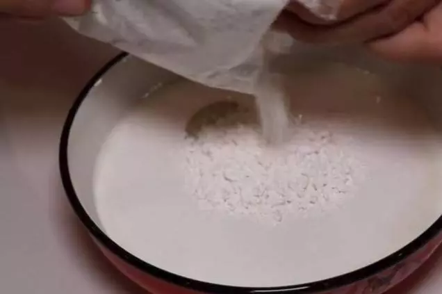 牛奶+紅糖+椰漿,自製零失敗的椰汁千層馬蹄糕,Q彈爽口,新年招待客人也特別有面子