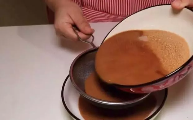 牛奶+紅糖+椰漿,自製零失敗的椰汁千層馬蹄糕,Q彈爽口,新年招待客人也特別有面子