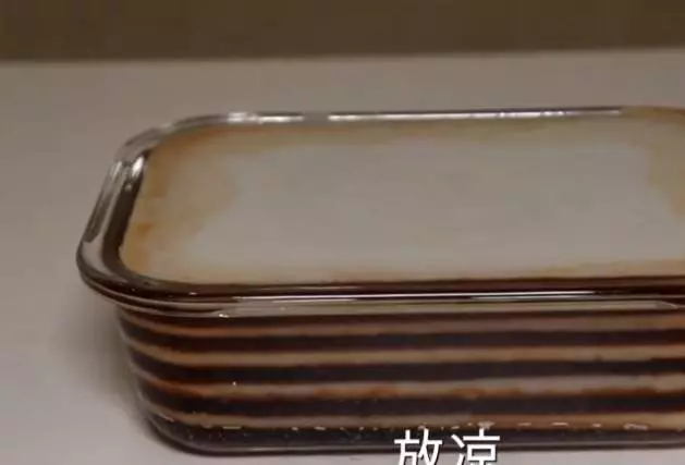 牛奶+紅糖+椰漿,自製零失敗的椰汁千層馬蹄糕,Q彈爽口,新年招待客人也特別有面子