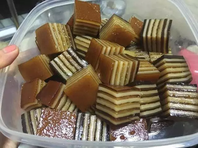牛奶+紅糖+椰漿,自製零失敗的椰汁千層馬蹄糕,Q彈爽口,新年招待客人也特別有面子