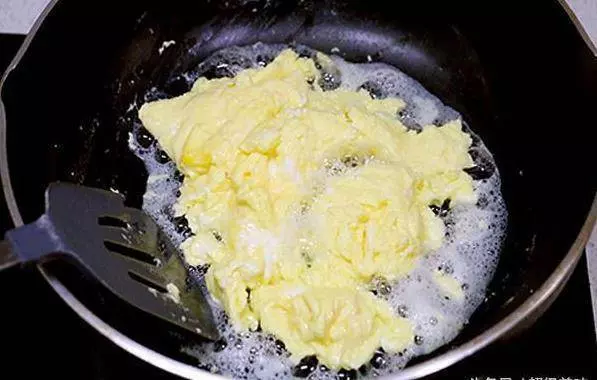 水炒雞蛋!不用一滴油?這麼做真的是太好吃了,嫩滑美味還健康!