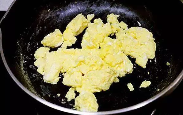 水炒雞蛋!不用一滴油?這麼做真的是太好吃了,嫩滑美味還健康!