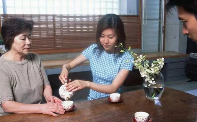 第一次見准公婆,6歲小姑子一直盯著我肚子看,回家我就退婚了
