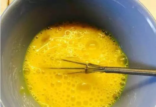 太強大了!雞蛋新做法,把蛋用漏勺放鍋裡炸,好吃得停不下來每次都能多吃兩碗飯
