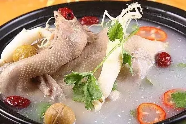 坐月子時姑子每天送只雞,出月子去感謝她,推門看到的一幕我傻了
