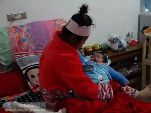 坐月子時姑子每天送只雞,出月子去感謝她,推門看到的一幕我傻了