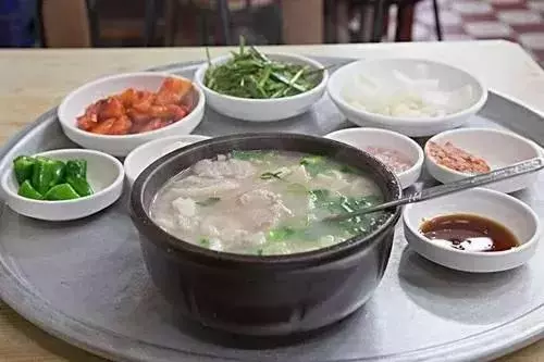 坐月子時姑子每天送只雞,出月子去感謝她,推門看到的一幕我傻了