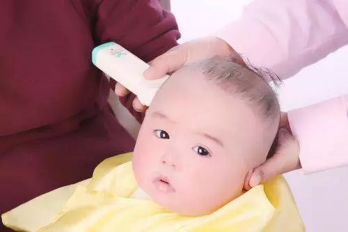 新生兒滿月剃頭不科學,小寶寶頭髮護理有講究,新手爸媽要注意