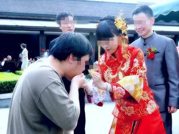兩家計劃親事,吃完飯准婆婆讓母親去結帳,母親打姐一巴掌她哭了