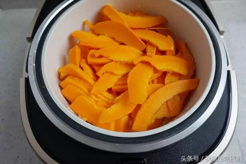 這兩款蒸著吃的南瓜蒸餅,做法簡單又健康,好吃的不要不要的!