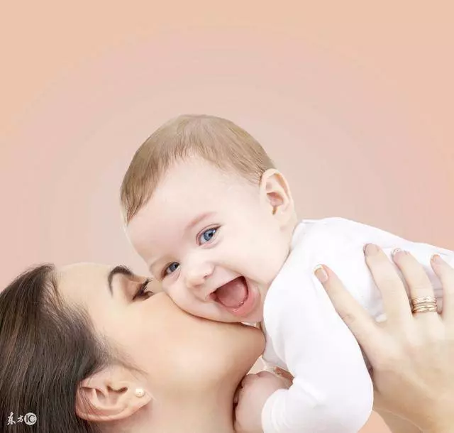 嬰兒睡前哭鬧到底該不該抱?4步教你應對,晚上睡個好覺!