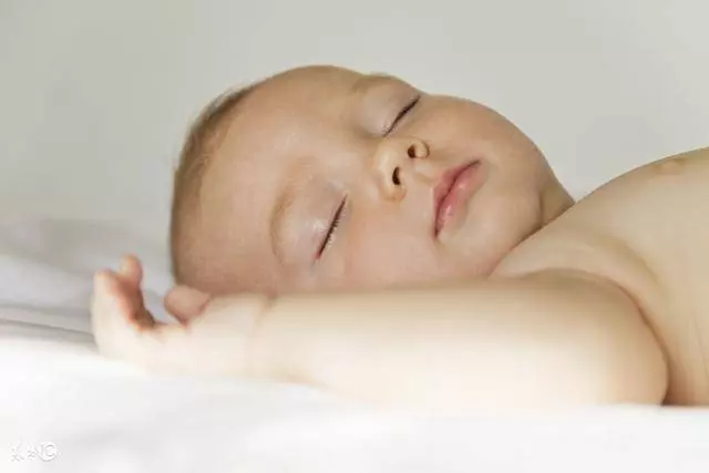 嬰兒睡前哭鬧到底該不該抱?4步教你應對,晚上睡個好覺!