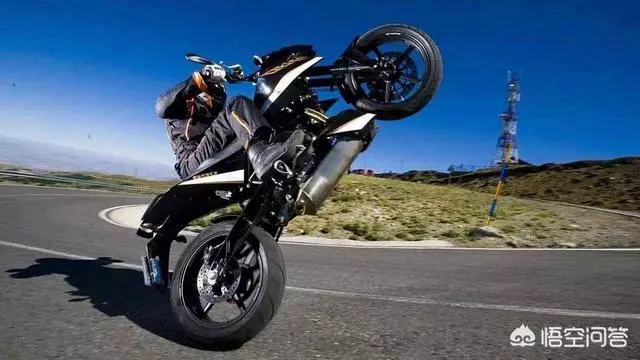 騎摩托車怎樣才能把車頭抬起來?