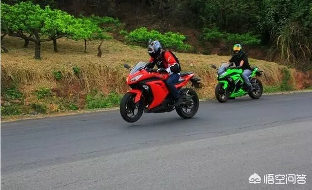 騎摩托車怎樣才能把車頭抬起來?