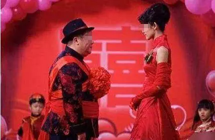 公公再娶瞞著我和老公,無意去到婚禮現場,老公看到新娘怒砸婚禮