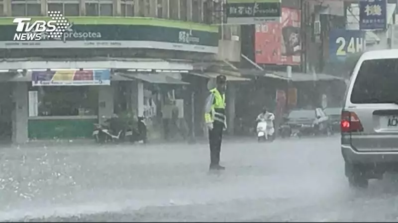 賴揆車隊到警冒大雨交管 網友怒嗆囂張