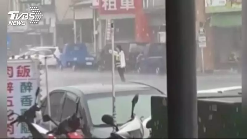 賴揆車隊到警冒大雨交管 網友怒嗆囂張