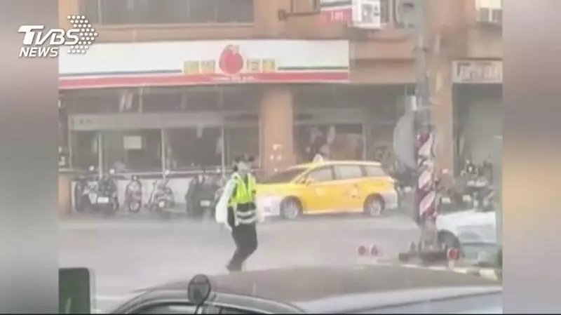 賴揆車隊到警冒大雨交管 網友怒嗆囂張