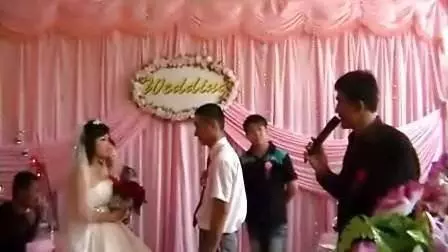 女兒結婚,父親將菜打包,親家母嘲笑他用打包菜喂豬,結帳時傻了