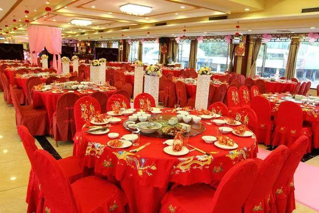 女兒結婚,父親將菜打包,親家母嘲笑他用打包菜喂豬,結帳時傻了