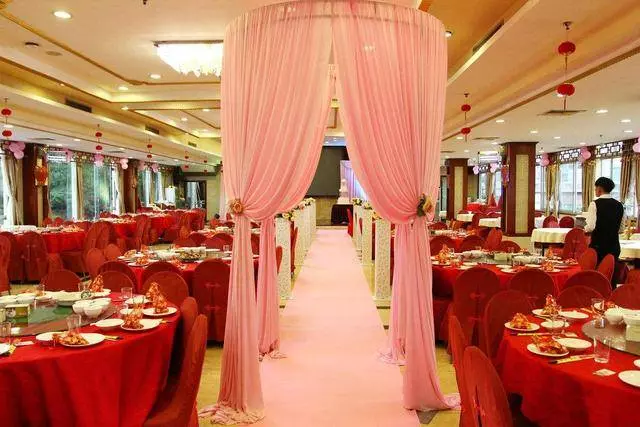 女兒結婚,父親將菜打包,親家母嘲笑他用打包菜喂豬,結帳時傻了