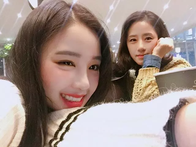 這對「史上最美母女」讓全球網友都戀愛!女兒公開「媽媽年輕美照」後…螢幕前的網友又暴動了!