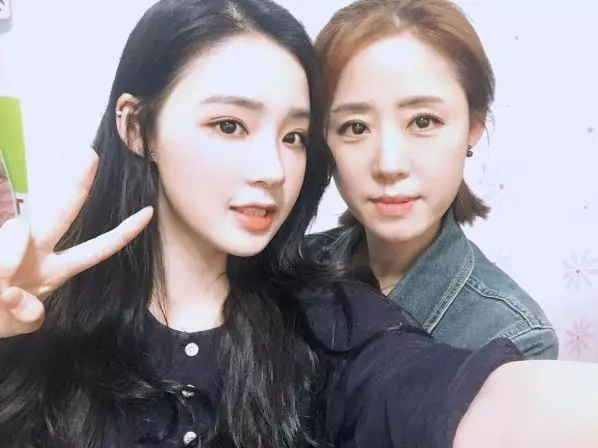 這對「史上最美母女」讓全球網友都戀愛!女兒公開「媽媽年輕美照」後…螢幕前的網友又暴動了!