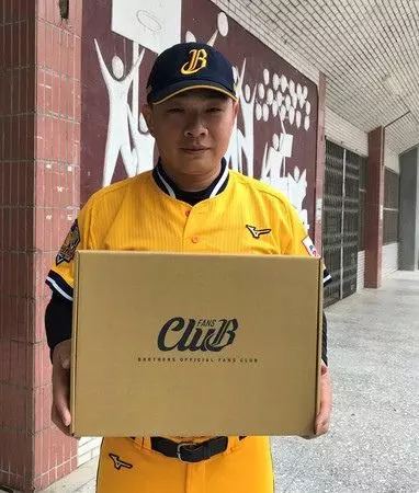 中信公益回饋日 恰恰、周董捐實戰球衣