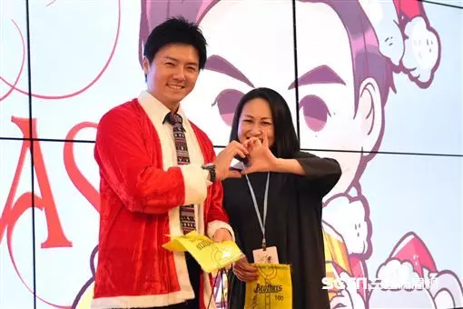 中職/威助扮聖誕老公 與林太太同樂